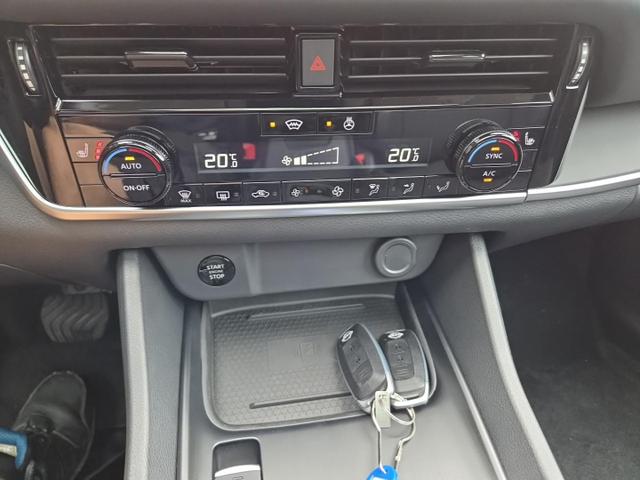 Nissan Qashqai 1.3 DIG-T MHEV 158 PS X-Tronic N-Connecta Teil-Leder PanoGlasdach Klimaautomatik Sitzheizung Lenkradheizung Navi ACC PDC v+h 360&deg;Kamera DAB Bluetooth Touchscreen Apple CarPlay Android Auto 18"LM 