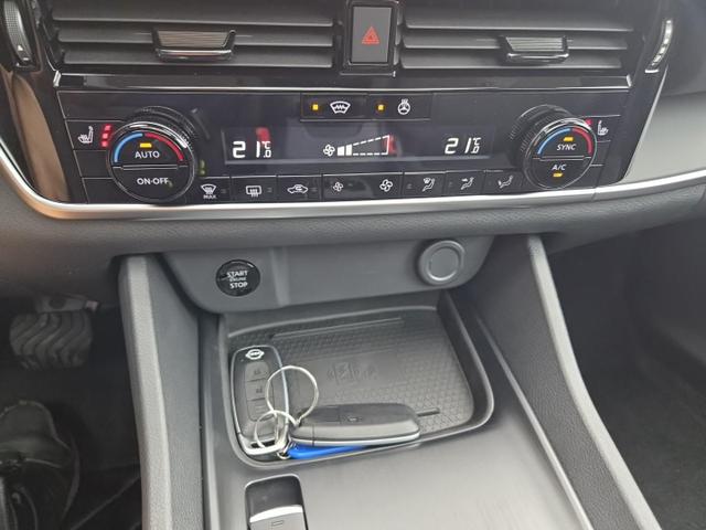 Nissan Qashqai 1.3 DIG-T MHEV 158 PS X-Tronic N-Connecta Teil-Leder PanoGlasdach Klimaautomatik Sitzheizung Lenkradheizung Navi ACC PDC v+h 360&deg;Kamera DAB Bluetooth Touchscreen Apple CarPlay Android Auto 18"LM 