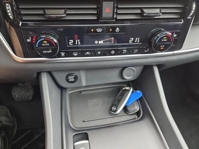 Nissan Qashqai 1.3 DIG-T MHEV 158 PS X-Tronic N-Connecta Teil-Leder PanoGlasdach Klimaautomatik Sitzheizung Lenkradheizung Navi ACC PDC v+h 360&deg;Kamera DAB Bluetooth Touchscreen Apple CarPlay Android Auto 18"LM 