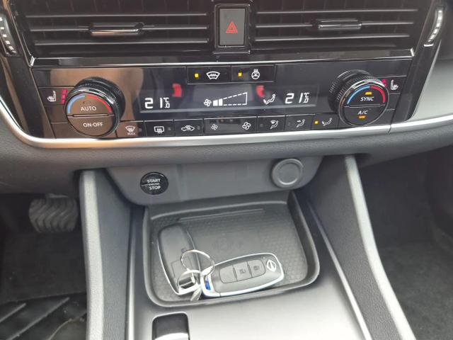 Nissan Qashqai 1.3 DIG-T MHEV 158 PS X-Tronic N-Connecta Teil-Leder PanoGlasdach Klimaautomatik Sitzheizung Lenkradheizung Navi ACC PDC v+h 360&deg;Kamera DAB Bluetooth Touchscreen Apple CarPlay Android Auto 18"LM 