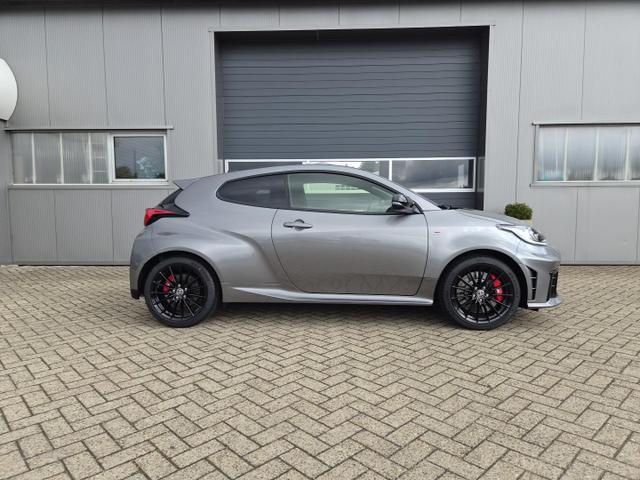 Toyota GR Yaris 1.6 Turbo 280PS 4x4 High Performance Klimaautomatik Lenkradheizung Sitzheizung JBL Premiumsound Navi Bluetooth DAB Apple CarPlay Android Auto2x Keyless ACC R&uuml;ckf.Kamera PDC v+h 18-LM 