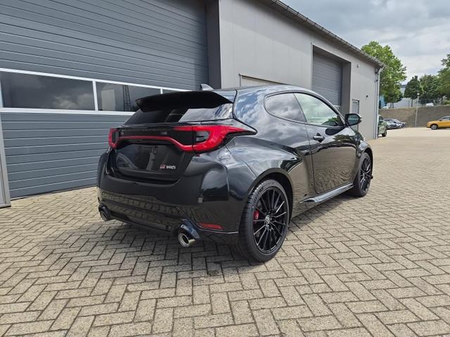 Toyota GR Yaris 1.6 Turbo 280PS 4x4 High Performance Klimaautomatik Lenkradheizung Sitzheizung JBL Premiumsound Navi Bluetooth DAB Apple CarPlay Android Auto2x Keyless ACC R&uuml;ckf.Kamera PDC v+h 18-LM 