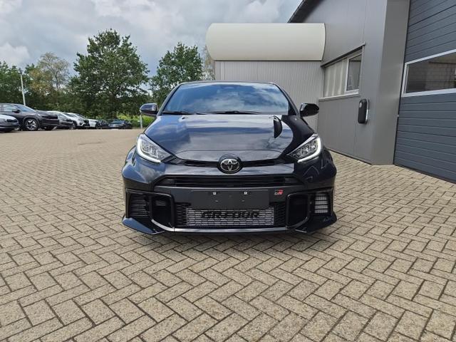 Toyota GR Yaris 1.6 Turbo 280PS Automatik 4x4 High Performance Klimaautomatik Lenkradheizung Sitzheizung JBL Premiumsound Navi Bluetooth DAB Apple CarPlay Android Auto2x Keyless ACC R&uuml;ckf.Kamera PDC v+h 18-LM 