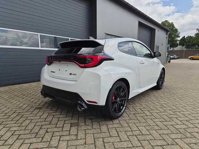 Toyota GR Yaris 1.6 Turbo 280PS Automatik 4x4 High Performance BBS Felgen Klimaautomatik Lenkradheizung Sitzheizung JBL Premiumsound Navi Bluetooth DAB Apple CarPlay Android Auto2x Keyless ACC R&uuml;ckf.Kamera PDC v+h 18-LM 
