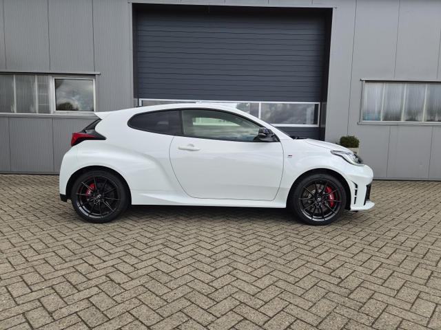 Toyota GR Yaris 1.6 Turbo 280PS Automatik 4x4 High Performance BBS Felgen Klimaautomatik Lenkradheizung Sitzheizung JBL Premiumsound Navi Bluetooth DAB Apple CarPlay Android Auto2x Keyless ACC R&uuml;ckf.Kamera PDC v+h 18-LM 