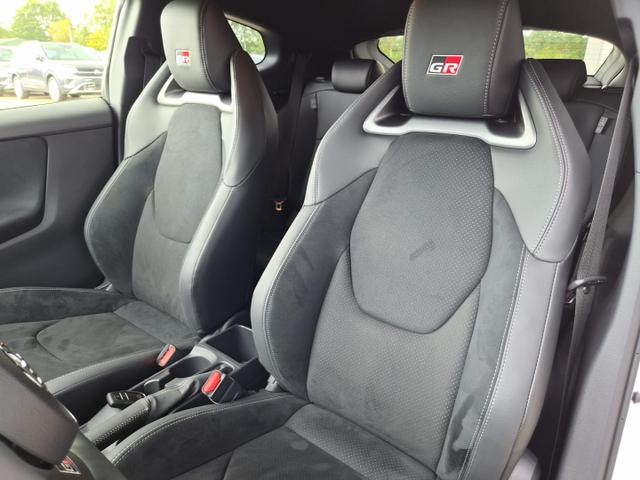 Toyota GR Yaris 1.6 Turbo 280PS Automatik 4x4 High Performance BBS Felgen Klimaautomatik Lenkradheizung Sitzheizung JBL Premiumsound Navi Bluetooth DAB Apple CarPlay Android Auto2x Keyless ACC R&uuml;ckf.Kamera PDC v+h 18-LM 