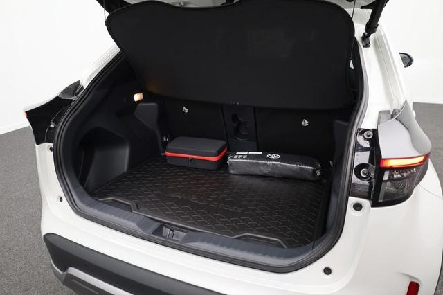Toyota Yaris Cross 1.5-l 130PS HEV Automatik Style Matrix-LED elektr. Heckklappe Sitzheizung Lenkradheizung Klimaautomatik Navi Bluetooth wireless Apple CarPlay + Android Auto ACC PDC v+h R&uuml;ckf.Kamera 18"LM 