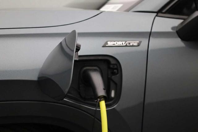 Skoda Kodiaq Sportline 1.5 TSI 204PS PHEV DSG Sitzheizung v+h Frontscheibe beheizb. 20"LM schwenkb. AHK elektr. PanoDach Alcantara PDC R&uuml;ckf.Kamera Klimaautomatik Lenkradheizung Navi Apple CarPlay Android Auto 2xKeyless vollelektr. Reichweite 116KM 
