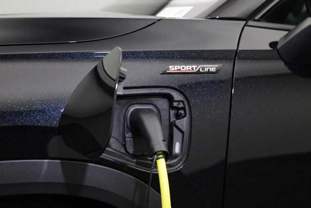 Skoda Kodiaq Sportline 1.5 TSI 204PS PHEV DSG Sitzheizung v+h Frontscheibe beheizb. 20"LM schwenkb. AHK elektr. PanoDach Alcantara PDC R&uuml;ckf.Kamera Klimaautomatik Lenkradheizung Navi Apple CarPlay Android Auto 2xKeyless vollelektr. Reichweite 116KM 