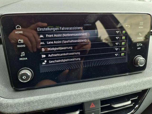 Skoda Kamiq 1.0 TSI 115PS DSG Selection R&uuml;ckf.Kamera PDC v+h Sitzheizung Klimaautomatik Skoda-Radio Apple CarPlay + Android Auto Tempomat Garantieverl&auml;ngerung 16"LM 
