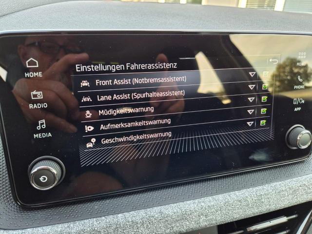 Skoda Scala 1.0 TSI 115PS DSG Selection Klimaautomatik Sitzheizung PDC R&uuml;ckf.Kamera Apple CarPlay Android Auto 