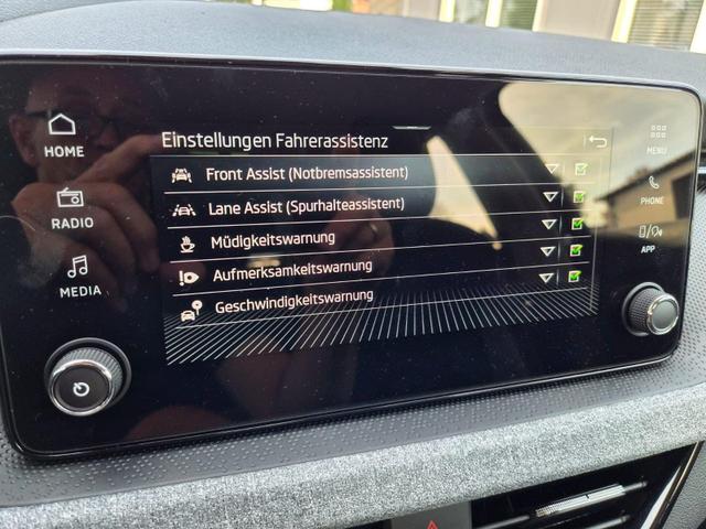 Skoda Scala 1.0 TSI 115PS DSG Selection Klimaautomatik Sitzheizung PDC R&uuml;ckf.Kamera Apple CarPlay Android Auto 