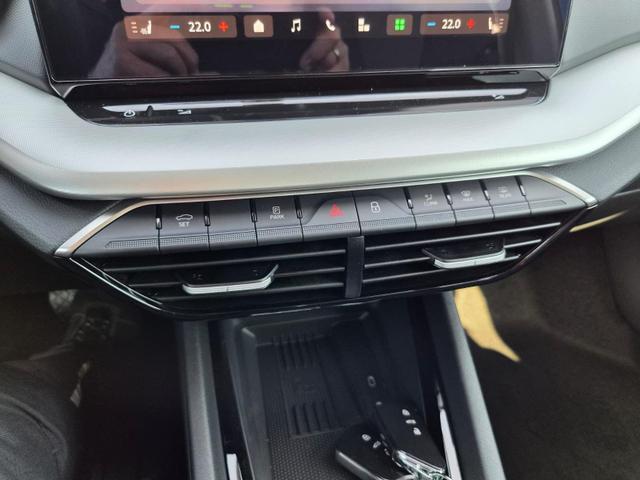 Skoda Octavia Combi 1.5 TSI 150PS m-HEV DSG Selection AHK Klimaautomatik PDC v+h R&uuml;ckf.Kamera Sitzheizung Apple CarPlay Android Auto 16"LM 
