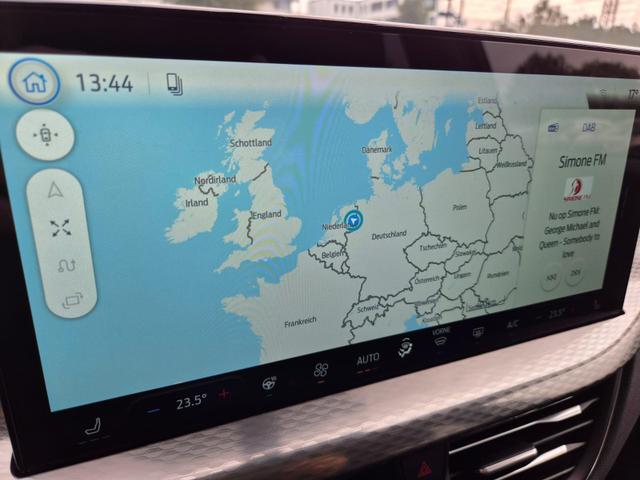 Ford Kuga Titanium 243PS PHEV Automatik schwenkb. AHK elektr. PanoDach Sitzheizung v+h Lenkradheizung Frontscheibe beheizb. Klimaautomatik Navi SYNC4 Apple CarPlay Android Auto Touchscreen PDC 4xKamera 2xKeyless 17"LM vollelektr. Reichweite 66KM 