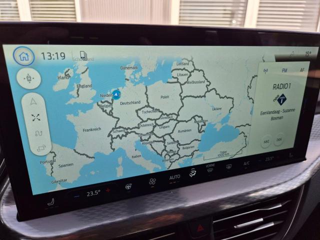 Ford Kuga Titanium 243PS PHEV Automatik schwenkb. AHK elektr. PanoDach Sitzheizung v+h Lenkradheizung Frontscheibe beheizb. Klimaautomatik Navi SYNC4 Apple CarPlay Android Auto Touchscreen PDC 4xKamera 2xKeyless 17"LM vollelektr. Reichweite 66KM 