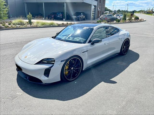 Porsche Taycan - Turbo - Burm/PCCB/PDCC/Nacht/HuD/Olea/Inno/Approved 8/28, NP 218.000&euro;!