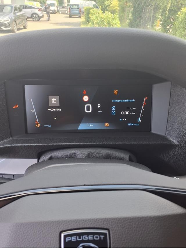 Die hier gezeigten Fotoaufnahmen zeigen Fahrzeuge der bezeichneten Modellreihe. Manche entstanden auch (noch) vor einer Modellneuerung des Herstellers. Alle von uns angebotenen Autos werden erst nach unserer Bestellung produziert.