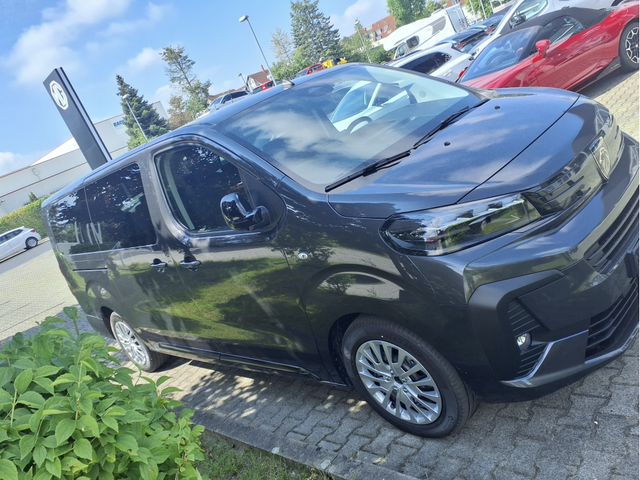 Die hier gezeigten Fotoaufnahmen zeigen Fahrzeuge der bezeichneten Modellreihe. Manche entstanden auch (noch) vor einer Modellneuerung des Herstellers. Alle von uns angebotenen Autos werden erst nach unserer Bestellung produziert.