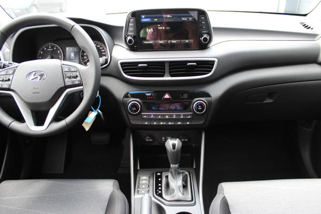 Hyundai Tucson Level 3 1,6 T-GDi 2WD DCT 805q Navi 18 SHH PG			 	Navi.DAB+18Zoll+ Sitzh.h. Privacy Glas	Micron Grey