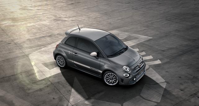 695 / 5DP Record Grau	Integral Sportsitze Stoff Schwarz ohne Aufpreis		