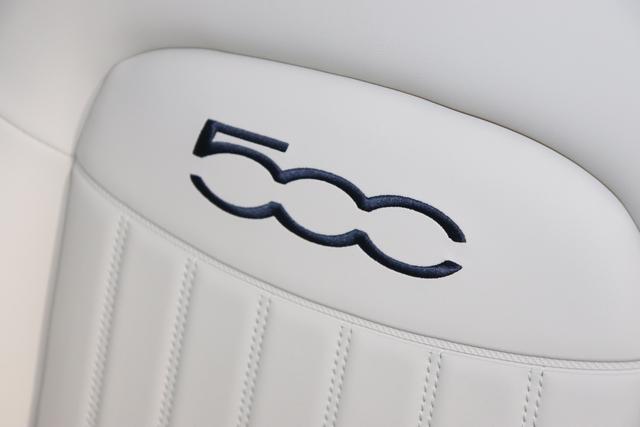 1.0 Firefly Turbo Benzin 4x2 YACHT CLUB CAPRI 88kW (120PS) 888 Venezia Blau