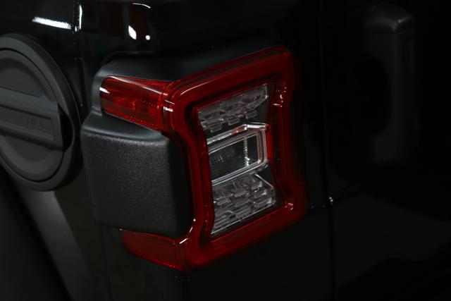 2,0 ATX 265 MY21 Wrangler Unlimited Rubicon 4-Türer "Rechnung da 25 1 2022 NAO bez. 11 02 2022" Black uni PX8 5CA 1AL + 211 Leder schwarz "0ZT + LMS Sicherheits-Paket JPM 211 Leder schwarz inklusive Sitzheizung vorn AAN Technologie-Paket AD6 LED Lightning Group mit LED-Hauptscheinwerfer, ADH Lichtmaschine / Batterie mit erhöhter Kapazität AFB Dachhimmel mit zusätzlicher Geräuschdämmung LSB Alarmanlage CWA MOPAR® Allwetter-Fußmatten RDG GLOBAL TELEMATICS BOX MODULE (TBM) HT1 Hardtop in schwarz AWS Raucherpaket GCD abgedunkelte Scheiben XNY Offroad Frontkamera"