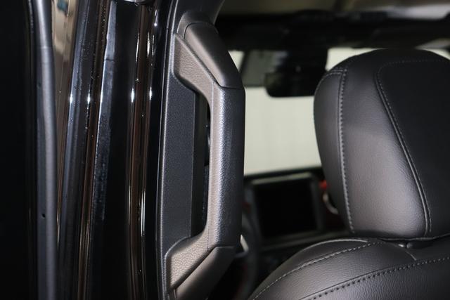 2,0 ATX 265 MY21 Wrangler Unlimited Rubicon 4-Türer "Rechnung da 25 1 2022 NAO bez. 11 02 2022" Black uni PX8 5CA 1AL + 211 Leder schwarz "0ZT + LMS Sicherheits-Paket JPM 211 Leder schwarz inklusive Sitzheizung vorn AAN Technologie-Paket AD6 LED Lightning Group mit LED-Hauptscheinwerfer, ADH Lichtmaschine / Batterie mit erhöhter Kapazität AFB Dachhimmel mit zusätzlicher Geräuschdämmung LSB Alarmanlage CWA MOPAR® Allwetter-Fußmatten RDG GLOBAL TELEMATICS BOX MODULE (TBM) HT1 Hardtop in schwarz AWS Raucherpaket GCD abgedunkelte Scheiben XNY Offroad Frontkamera"