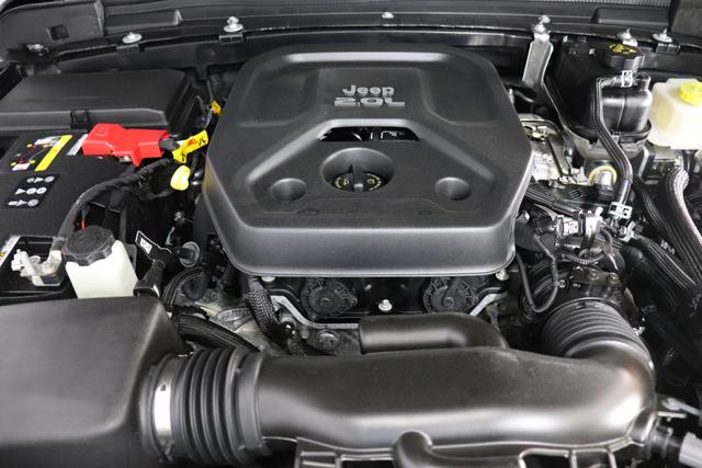 "2.0 4xe Sahara Plug-In Hybrid 280 (380) 8-Stufen- Automatikgetriebe" "Rechnung da 25 1 2022 NAO bez. 11 02 2022" Granite Crystal Metallic PAU 5CD 1ML + 212 Leder schwarz "AFF+212+JPM Overland-Paket 0ZT+LMS Sicherheits-Paket AD6 LED Lightning Group mit LED-Hauptscheinwerfer AAN Technologie-Paket AHT Lichtmaschine / Batterie mit erhöhter Kapazität AFB Dachhimmel mit zusätzlicher Geräuschdämmung6 LSB Alarmanlage CWA MOPAR® Allwetter-Fußmatten XNY Off-Road Frontkamera RDG GLOBAL TELEMATICS BOX MODULE (TBM) XC3 MOPAR® Haltegriffe Wrangler/ Wrangler Unlimited 5CD Granite Crystal RTR E Call SOS klic"