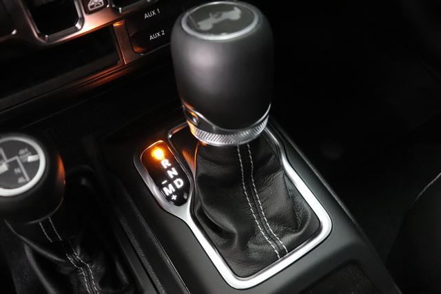 "2.0 4xe Sahara Plug-In Hybrid 280 (380) 8-Stufen- Automatikgetriebe" "Rechnung da 25 1 2022 NAO bez. 11 02 2022" Granite Crystal Metallic PAU 5CD 1ML + 212 Leder schwarz "AFF+212+JPM Overland-Paket 0ZT+LMS Sicherheits-Paket AD6 LED Lightning Group mit LED-Hauptscheinwerfer AAN Technologie-Paket AHT Lichtmaschine / Batterie mit erhöhter Kapazität AFB Dachhimmel mit zusätzlicher Geräuschdämmung6 LSB Alarmanlage CWA MOPAR® Allwetter-Fußmatten XNY Off-Road Frontkamera RDG GLOBAL TELEMATICS BOX MODULE (TBM) XC3 MOPAR® Haltegriffe Wrangler/ Wrangler Unlimited 5CD Granite Crystal RTR E Call SOS klic"