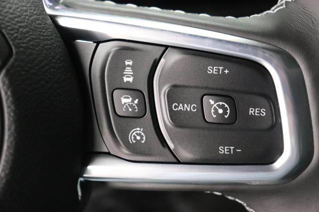 "2.0 4xe Sahara Plug-In Hybrid 280 (380) 8-Stufen- Automatikgetriebe" "Rechnung da 25 1 2022 NAO bez. 11 02 2022" Granite Crystal Metallic PAU 5CD 1ML + 212 Leder schwarz "AFF+212+JPM Overland-Paket 0ZT+LMS Sicherheits-Paket AD6 LED Lightning Group mit LED-Hauptscheinwerfer AAN Technologie-Paket AHT Lichtmaschine / Batterie mit erhöhter Kapazität AFB Dachhimmel mit zusätzlicher Geräuschdämmung6 LSB Alarmanlage CWA MOPAR® Allwetter-Fußmatten XNY Off-Road Frontkamera RDG GLOBAL TELEMATICS BOX MODULE (TBM) XC3 MOPAR® Haltegriffe Wrangler/ Wrangler Unlimited 5CD Granite Crystal RTR E Call SOS klic"
