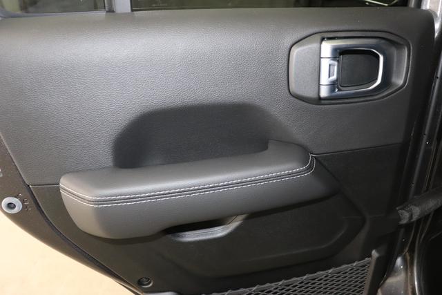 "2.0 4xe Sahara Plug-In Hybrid 280 (380) 8-Stufen- Automatikgetriebe" "Rechnung da 25 1 2022 NAO bez. 11 02 2022" Granite Crystal Metallic PAU 5CD 1ML + 212 Leder schwarz "AFF+212+JPM Overland-Paket 0ZT+LMS Sicherheits-Paket AD6 LED Lightning Group mit LED-Hauptscheinwerfer AAN Technologie-Paket AHT Lichtmaschine / Batterie mit erhöhter Kapazität AFB Dachhimmel mit zusätzlicher Geräuschdämmung6 LSB Alarmanlage CWA MOPAR® Allwetter-Fußmatten XNY Off-Road Frontkamera RDG GLOBAL TELEMATICS BOX MODULE (TBM) XC3 MOPAR® Haltegriffe Wrangler/ Wrangler Unlimited 5CD Granite Crystal RTR E Call SOS klic"