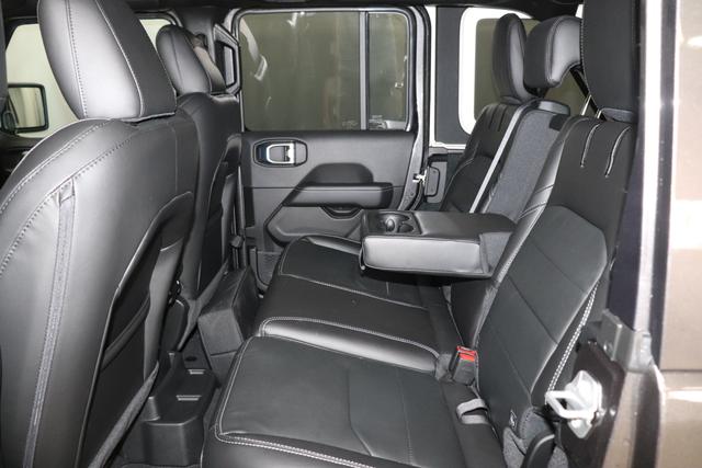 "2.0 4xe Sahara Plug-In Hybrid 280 (380) 8-Stufen- Automatikgetriebe" "Rechnung da 25 1 2022 NAO bez. 11 02 2022" Granite Crystal Metallic PAU 5CD 1ML + 212 Leder schwarz "AFF+212+JPM Overland-Paket 0ZT+LMS Sicherheits-Paket AD6 LED Lightning Group mit LED-Hauptscheinwerfer AAN Technologie-Paket AHT Lichtmaschine / Batterie mit erhöhter Kapazität AFB Dachhimmel mit zusätzlicher Geräuschdämmung6 LSB Alarmanlage CWA MOPAR® Allwetter-Fußmatten XNY Off-Road Frontkamera RDG GLOBAL TELEMATICS BOX MODULE (TBM) XC3 MOPAR® Haltegriffe Wrangler/ Wrangler Unlimited 5CD Granite Crystal RTR E Call SOS klic"