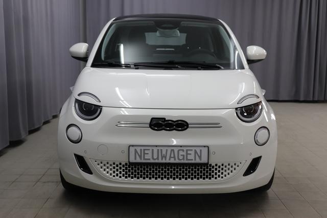 Lagerfahrzeug Fiat 500e Cabrio - by Bocelli 42 kWh, Totwinkel-Assistent, 360°-“Drone View”-Parksensoren, 17"-Leichtmetallfelgen mit Diamantfinish, Beheizbare Vordersitze; Kabelloses Smartphone-Ladepad, Winter Paket: Auflagefläche der Frontscheib