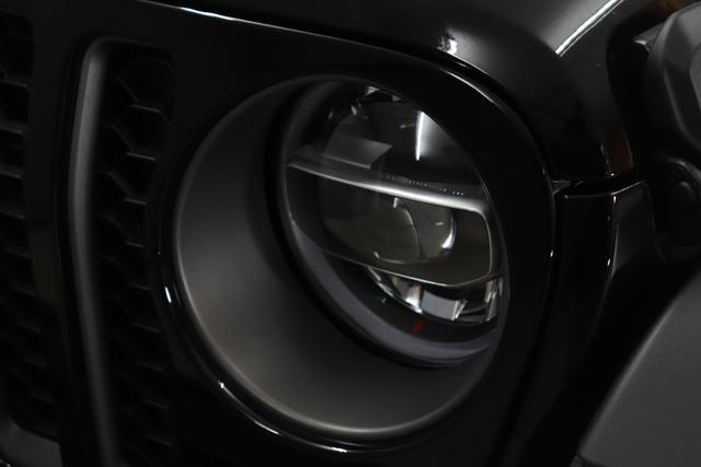 "2.0 4xe Rubicon Plug-In Hybrid 280 (380) 8-Stufen- Automatikgetriebe"Black uni PX8 5CA 1AL + 211 Leder schwarz "OZT+LMS Sicherheits-Paket 211+JPM Sitzbezüge in Leder² inklusive Sitzheizung vorn AAN Technologie-Paket AD6 LED Lightning Group mit LED-Hauptscheinwerfer, AHT/ ADH Lichtmaschine / Batterie mit erhöhter Kapazität (240 Ampere / 700 Ampere) AFB Dachhimmel mit zusätzlicher Geräuschdämmung LSB Alarmanlage CWA MOPAR® Allwetter-Fußmatten HT1 Freedom Hardtop XNY Integrierte Offroad-Kamera vorne RDG GLOBAL TELEMATICS BOX MODULE (TBM) AEN Dual Top in schwarz (Freedom® Hard Top in schwarz und Sunrider® Soft Top in schwarz) XC3 MOPAR® Haltegriffe Wrangler (Innenraum) RTR E Call SOS klic"