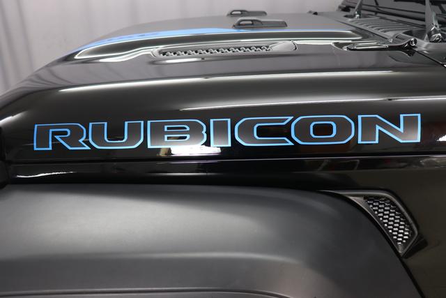 "2.0 4xe Rubicon Plug-In Hybrid 280 (380) 8-Stufen- Automatikgetriebe"Black uni PX8 5CA 1AL + 211 Leder schwarz "OZT+LMS Sicherheits-Paket 211+JPM Sitzbezüge in Leder² inklusive Sitzheizung vorn AAN Technologie-Paket AD6 LED Lightning Group mit LED-Hauptscheinwerfer, AHT/ ADH Lichtmaschine / Batterie mit erhöhter Kapazität (240 Ampere / 700 Ampere) AFB Dachhimmel mit zusätzlicher Geräuschdämmung LSB Alarmanlage CWA MOPAR® Allwetter-Fußmatten HT1 Freedom Hardtop XNY Integrierte Offroad-Kamera vorne RDG GLOBAL TELEMATICS BOX MODULE (TBM) AEN Dual Top in schwarz (Freedom® Hard Top in schwarz und Sunrider® Soft Top in schwarz) XC3 MOPAR® Haltegriffe Wrangler (Innenraum) RTR E Call SOS klic"