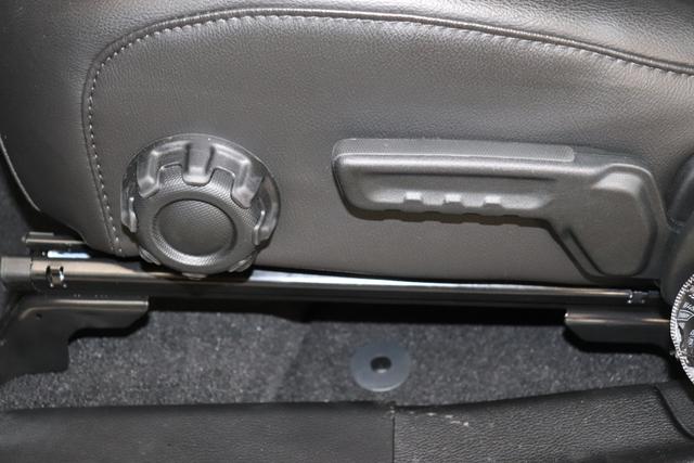 "2.0 4xe Rubicon Plug-In Hybrid 280 (380) 8-Stufen- Automatikgetriebe"Black uni PX8 5CA 1AL + 211 Leder schwarz "OZT+LMS Sicherheits-Paket 211+JPM Sitzbezüge in Leder² inklusive Sitzheizung vorn AAN Technologie-Paket AD6 LED Lightning Group mit LED-Hauptscheinwerfer, AHT/ ADH Lichtmaschine / Batterie mit erhöhter Kapazität (240 Ampere / 700 Ampere) AFB Dachhimmel mit zusätzlicher Geräuschdämmung LSB Alarmanlage CWA MOPAR® Allwetter-Fußmatten HT1 Freedom Hardtop XNY Integrierte Offroad-Kamera vorne RDG GLOBAL TELEMATICS BOX MODULE (TBM) AEN Dual Top in schwarz (Freedom® Hard Top in schwarz und Sunrider® Soft Top in schwarz) XC3 MOPAR® Haltegriffe Wrangler (Innenraum) RTR E Call SOS klic"