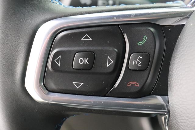 "2.0 4xe Rubicon Plug-In Hybrid 280 (380) 8-Stufen- Automatikgetriebe"Black uni PX8 5CA 1AL + 211 Leder schwarz "OZT+LMS Sicherheits-Paket 211+JPM Sitzbezüge in Leder² inklusive Sitzheizung vorn AAN Technologie-Paket AD6 LED Lightning Group mit LED-Hauptscheinwerfer, AHT/ ADH Lichtmaschine / Batterie mit erhöhter Kapazität (240 Ampere / 700 Ampere) AFB Dachhimmel mit zusätzlicher Geräuschdämmung LSB Alarmanlage CWA MOPAR® Allwetter-Fußmatten HT1 Freedom Hardtop XNY Integrierte Offroad-Kamera vorne RDG GLOBAL TELEMATICS BOX MODULE (TBM) AEN Dual Top in schwarz (Freedom® Hard Top in schwarz und Sunrider® Soft Top in schwarz) XC3 MOPAR® Haltegriffe Wrangler (Innenraum) RTR E Call SOS klic"