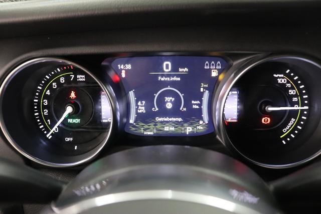 "2.0 4xe Rubicon Plug-In Hybrid 280 (380) 8-Stufen- Automatikgetriebe"Black uni PX8 5CA 1AL + 211 Leder schwarz "OZT+LMS Sicherheits-Paket 211+JPM Sitzbezüge in Leder² inklusive Sitzheizung vorn AAN Technologie-Paket AD6 LED Lightning Group mit LED-Hauptscheinwerfer, AHT/ ADH Lichtmaschine / Batterie mit erhöhter Kapazität (240 Ampere / 700 Ampere) AFB Dachhimmel mit zusätzlicher Geräuschdämmung LSB Alarmanlage CWA MOPAR® Allwetter-Fußmatten HT1 Freedom Hardtop XNY Integrierte Offroad-Kamera vorne RDG GLOBAL TELEMATICS BOX MODULE (TBM) AEN Dual Top in schwarz (Freedom® Hard Top in schwarz und Sunrider® Soft Top in schwarz) XC3 MOPAR® Haltegriffe Wrangler (Innenraum) RTR E Call SOS klic"