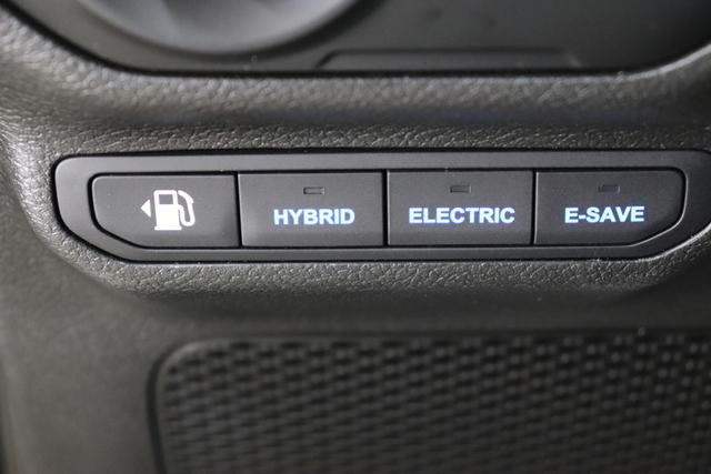 "2.0 4xe Rubicon Plug-In Hybrid 280 (380) 8-Stufen- Automatikgetriebe"Black uni PX8 5CA 1AL + 211 Leder schwarz "OZT+LMS Sicherheits-Paket 211+JPM Sitzbezüge in Leder² inklusive Sitzheizung vorn AAN Technologie-Paket AD6 LED Lightning Group mit LED-Hauptscheinwerfer, AHT/ ADH Lichtmaschine / Batterie mit erhöhter Kapazität (240 Ampere / 700 Ampere) AFB Dachhimmel mit zusätzlicher Geräuschdämmung LSB Alarmanlage CWA MOPAR® Allwetter-Fußmatten HT1 Freedom Hardtop XNY Integrierte Offroad-Kamera vorne RDG GLOBAL TELEMATICS BOX MODULE (TBM) AEN Dual Top in schwarz (Freedom® Hard Top in schwarz und Sunrider® Soft Top in schwarz) XC3 MOPAR® Haltegriffe Wrangler (Innenraum) RTR E Call SOS klic"