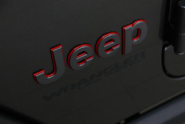 2,0 ATX 265 MY21 Wrangler Unlimited Rubicon 4-Türer Granite Crystal Metallic PAU 5CD 1AL + 211 Leder schwarz "0ZT + LMS Sicherheits-Paket JPM 211 Leder schwarz inklusive Sitzheizung vorn AAN Technologie-Paket AD6 LED Lightning Group mit LED-Hauptscheinwerfer, ADH Lichtmaschine / Batterie mit erhöhter Kapazität AFB Dachhimmel mit zusätzlicher Geräuschdämmung LSB Alarmanlage CWA MOPAR® Allwetter-Fußmatten RDG GLOBAL TELEMATICS BOX MODULE (TBM) HT3 Hardtop in Wagenfarbe MM3 Kotflügelverbreiterung in Wagenfarbe hat auch XNY Offroad Frontkamera AWS Raucherkit GCD abgedunkelte Scheiben"