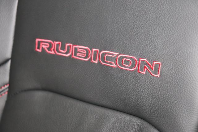2,0 ATX 265 MY21 Wrangler Unlimited Rubicon 4-Türer Granite Crystal Metallic PAU 5CD 1AL + 211 Leder schwarz "0ZT + LMS Sicherheits-Paket JPM 211 Leder schwarz inklusive Sitzheizung vorn AAN Technologie-Paket AD6 LED Lightning Group mit LED-Hauptscheinwerfer, ADH Lichtmaschine / Batterie mit erhöhter Kapazität AFB Dachhimmel mit zusätzlicher Geräuschdämmung LSB Alarmanlage CWA MOPAR® Allwetter-Fußmatten RDG GLOBAL TELEMATICS BOX MODULE (TBM) HT3 Hardtop in Wagenfarbe MM3 Kotflügelverbreiterung in Wagenfarbe hat auch XNY Offroad Frontkamera AWS Raucherkit GCD abgedunkelte Scheiben"