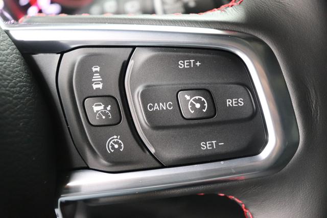 2,0 ATX 265 MY21 Wrangler Unlimited Rubicon 4-Türer Granite Crystal Metallic PAU 5CD 1AL + 211 Leder schwarz "0ZT + LMS Sicherheits-Paket JPM 211 Leder schwarz inklusive Sitzheizung vorn AAN Technologie-Paket AD6 LED Lightning Group mit LED-Hauptscheinwerfer, ADH Lichtmaschine / Batterie mit erhöhter Kapazität AFB Dachhimmel mit zusätzlicher Geräuschdämmung LSB Alarmanlage CWA MOPAR® Allwetter-Fußmatten RDG GLOBAL TELEMATICS BOX MODULE (TBM) HT3 Hardtop in Wagenfarbe MM3 Kotflügelverbreiterung in Wagenfarbe hat auch XNY Offroad Frontkamera AWS Raucherkit GCD abgedunkelte Scheiben"