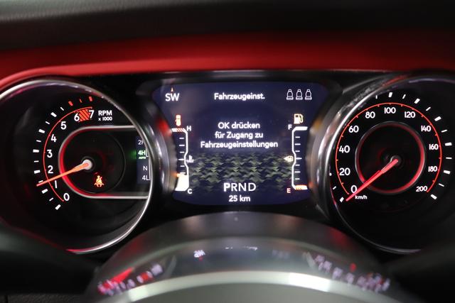 2,0 ATX 265 MY21 Wrangler Unlimited Rubicon 4-Türer Granite Crystal Metallic PAU 5CD 1AL + 211 Leder schwarz "0ZT + LMS Sicherheits-Paket JPM 211 Leder schwarz inklusive Sitzheizung vorn AAN Technologie-Paket AD6 LED Lightning Group mit LED-Hauptscheinwerfer, ADH Lichtmaschine / Batterie mit erhöhter Kapazität AFB Dachhimmel mit zusätzlicher Geräuschdämmung LSB Alarmanlage CWA MOPAR® Allwetter-Fußmatten RDG GLOBAL TELEMATICS BOX MODULE (TBM) HT3 Hardtop in Wagenfarbe MM3 Kotflügelverbreiterung in Wagenfarbe hat auch XNY Offroad Frontkamera AWS Raucherkit GCD abgedunkelte Scheiben"