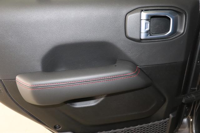 2,0 ATX 265 MY21 Wrangler Unlimited Rubicon 4-Türer Granite Crystal Metallic PAU 5CD 1AL + 211 Leder schwarz "0ZT + LMS Sicherheits-Paket JPM 211 Leder schwarz inklusive Sitzheizung vorn AAN Technologie-Paket AD6 LED Lightning Group mit LED-Hauptscheinwerfer, ADH Lichtmaschine / Batterie mit erhöhter Kapazität AFB Dachhimmel mit zusätzlicher Geräuschdämmung LSB Alarmanlage CWA MOPAR® Allwetter-Fußmatten RDG GLOBAL TELEMATICS BOX MODULE (TBM) HT3 Hardtop in Wagenfarbe MM3 Kotflügelverbreiterung in Wagenfarbe hat auch XNY Offroad Frontkamera AWS Raucherkit GCD abgedunkelte Scheiben"