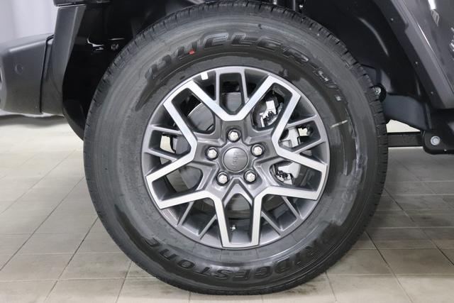 "2.0 4xe Sahara Plug-In Hybrid 280 (380) 8-Stufen- Automatikgetriebe"Granite Crystal Metallic PAU 5CD TCV + 211 Leder BRAUN "AFF+212+JPM Overland-Paket 0ZT+LMS Sicherheits-Paket AD6 LED Lightning Group mit LED-Hauptscheinwerfer AAN Technologie-Paket AHT Lichtmaschine / Batterie mit erhöhter Kapazität AFB Dachhimmel mit zusätzlicher Geräuschdämmung6 LSB Alarmanlage CWA MOPAR® Allwetter-Fußmatten XNY Off-Road Frontkamera RDG GLOBAL TELEMATICS BOX MODULE (TBM) XC3 MOPAR® Haltegriffe Wrangler/ Wrangler Unlimited 5CD Granite Crystal RTR E Call SOS klic"