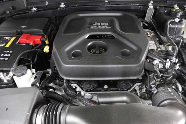 "2.0 4xe Sahara Plug-In Hybrid 280 (380) 8-Stufen- Automatikgetriebe"Granite Crystal Metallic PAU 5CD TCV + 211 Leder BRAUN "AFF+212+JPM Overland-Paket 0ZT+LMS Sicherheits-Paket AD6 LED Lightning Group mit LED-Hauptscheinwerfer AAN Technologie-Paket AHT Lichtmaschine / Batterie mit erhöhter Kapazität AFB Dachhimmel mit zusätzlicher Geräuschdämmung6 LSB Alarmanlage CWA MOPAR® Allwetter-Fußmatten XNY Off-Road Frontkamera RDG GLOBAL TELEMATICS BOX MODULE (TBM) XC3 MOPAR® Haltegriffe Wrangler/ Wrangler Unlimited 5CD Granite Crystal RTR E Call SOS klic"