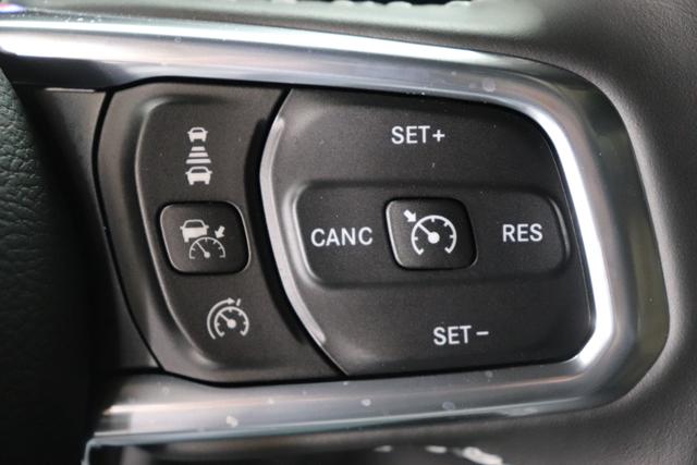 "2.0 4xe Sahara Plug-In Hybrid 280 (380) 8-Stufen- Automatikgetriebe"Granite Crystal Metallic PAU 5CD TCV + 211 Leder BRAUN "AFF+212+JPM Overland-Paket 0ZT+LMS Sicherheits-Paket AD6 LED Lightning Group mit LED-Hauptscheinwerfer AAN Technologie-Paket AHT Lichtmaschine / Batterie mit erhöhter Kapazität AFB Dachhimmel mit zusätzlicher Geräuschdämmung6 LSB Alarmanlage CWA MOPAR® Allwetter-Fußmatten XNY Off-Road Frontkamera RDG GLOBAL TELEMATICS BOX MODULE (TBM) XC3 MOPAR® Haltegriffe Wrangler/ Wrangler Unlimited 5CD Granite Crystal RTR E Call SOS klic"
