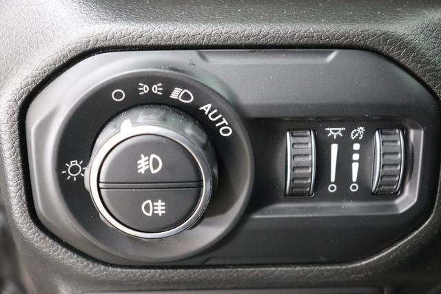 "2.0 4xe Sahara Plug-In Hybrid 280 (380) 8-Stufen- Automatikgetriebe"Granite Crystal Metallic PAU 5CD TCV + 211 Leder BRAUN "AFF+212+JPM Overland-Paket 0ZT+LMS Sicherheits-Paket AD6 LED Lightning Group mit LED-Hauptscheinwerfer AAN Technologie-Paket AHT Lichtmaschine / Batterie mit erhöhter Kapazität AFB Dachhimmel mit zusätzlicher Geräuschdämmung6 LSB Alarmanlage CWA MOPAR® Allwetter-Fußmatten XNY Off-Road Frontkamera RDG GLOBAL TELEMATICS BOX MODULE (TBM) XC3 MOPAR® Haltegriffe Wrangler/ Wrangler Unlimited 5CD Granite Crystal RTR E Call SOS klic"
