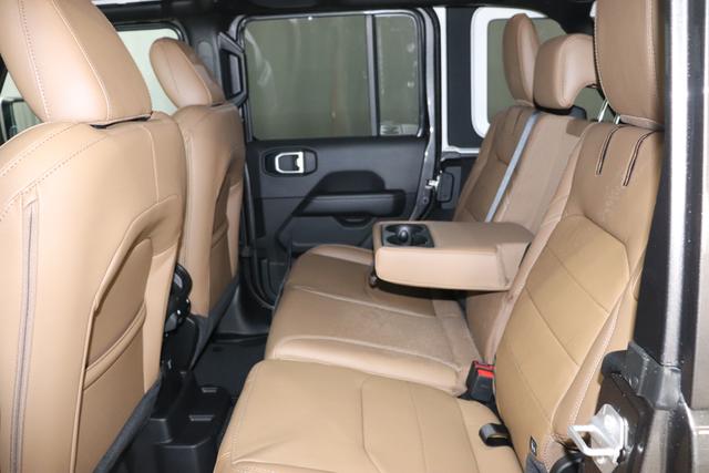 "2.0 4xe Sahara Plug-In Hybrid 280 (380) 8-Stufen- Automatikgetriebe"Granite Crystal Metallic PAU 5CD TCV + 211 Leder BRAUN "AFF+212+JPM Overland-Paket 0ZT+LMS Sicherheits-Paket AD6 LED Lightning Group mit LED-Hauptscheinwerfer AAN Technologie-Paket AHT Lichtmaschine / Batterie mit erhöhter Kapazität AFB Dachhimmel mit zusätzlicher Geräuschdämmung6 LSB Alarmanlage CWA MOPAR® Allwetter-Fußmatten XNY Off-Road Frontkamera RDG GLOBAL TELEMATICS BOX MODULE (TBM) XC3 MOPAR® Haltegriffe Wrangler/ Wrangler Unlimited 5CD Granite Crystal RTR E Call SOS klic"