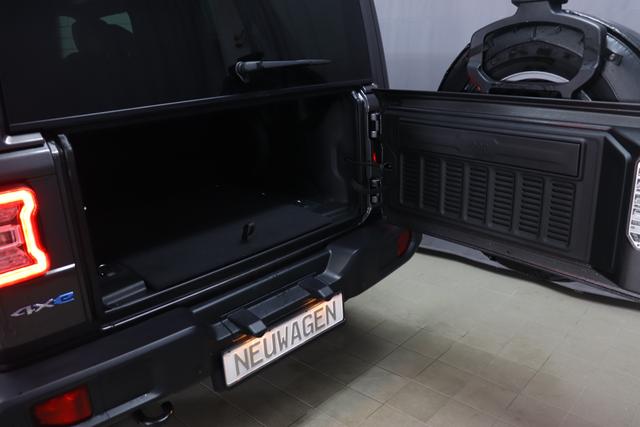 "2.0 4xe Sahara Plug-In Hybrid 280 (380) 8-Stufen- Automatikgetriebe"Granite Crystal Metallic PAU 5CD TCV + 211 Leder BRAUN "AFF+212+JPM Overland-Paket 0ZT+LMS Sicherheits-Paket AD6 LED Lightning Group mit LED-Hauptscheinwerfer AAN Technologie-Paket AHT Lichtmaschine / Batterie mit erhöhter Kapazität AFB Dachhimmel mit zusätzlicher Geräuschdämmung6 LSB Alarmanlage CWA MOPAR® Allwetter-Fußmatten XNY Off-Road Frontkamera RDG GLOBAL TELEMATICS BOX MODULE (TBM) XC3 MOPAR® Haltegriffe Wrangler/ Wrangler Unlimited 5CD Granite Crystal RTR E Call SOS klic"